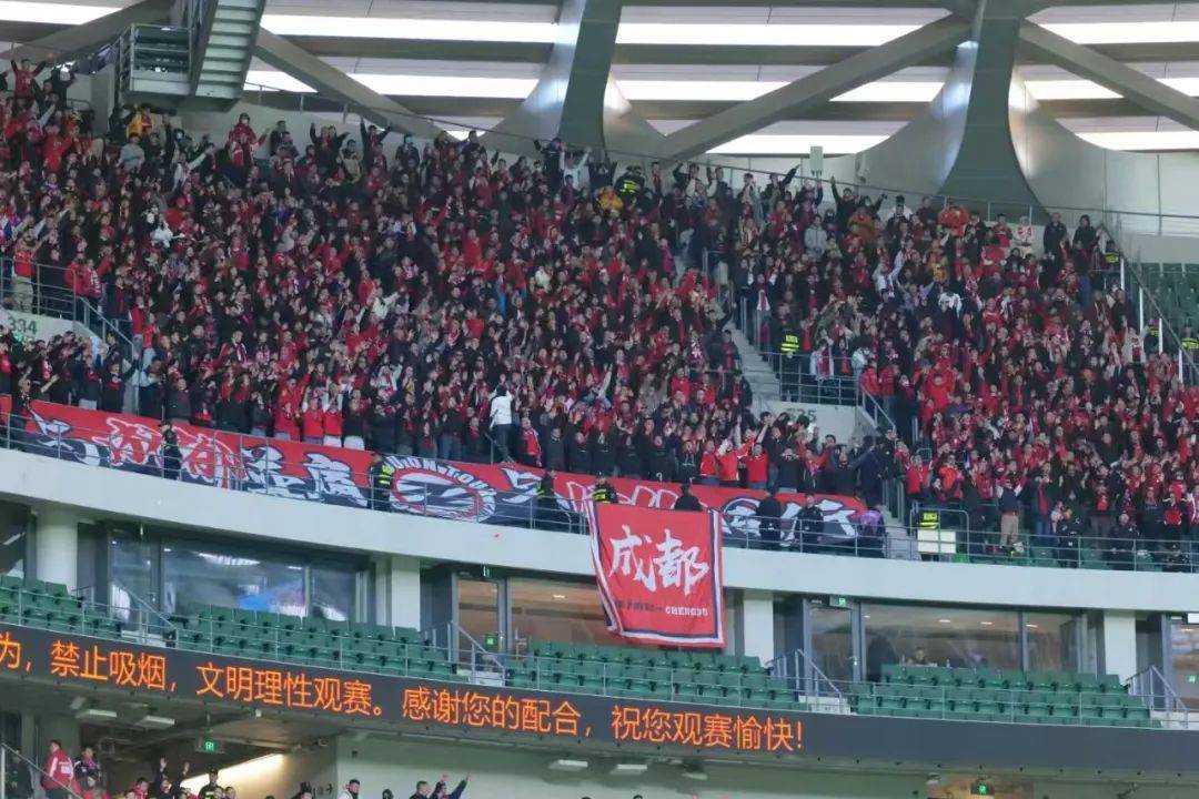 高质量比赛吸引万众瞩目，球迷热情支持的简单介绍